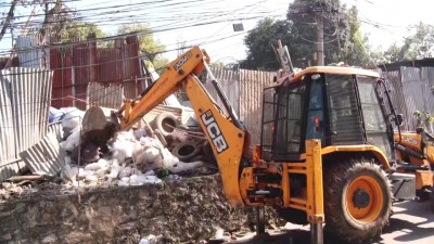  रानीबारी क्षेत्रका कवाडी संकलन केन्द्रमा महानगरले डोजर चलायो 